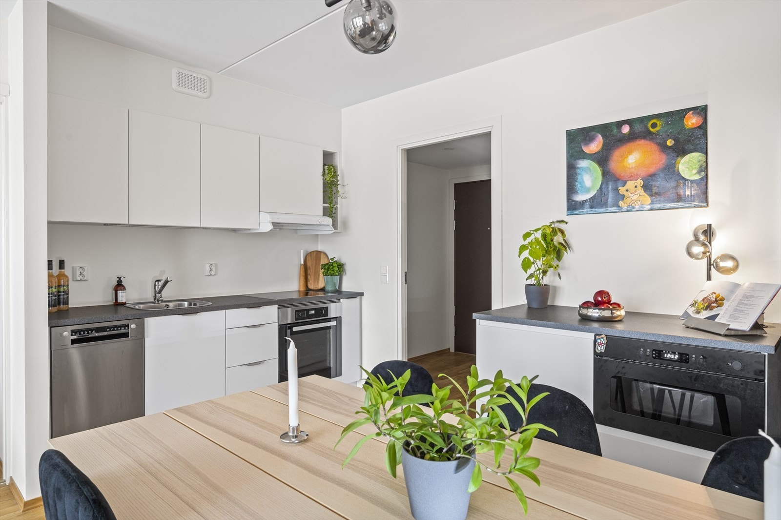 Toppmoderne, integrerte hvitevarer som en Miele induksjonstopp, Miele integrert stekeovn, og en Bosch Series 6 oppvaskmaskin - alle fra 2021 Galleribilde