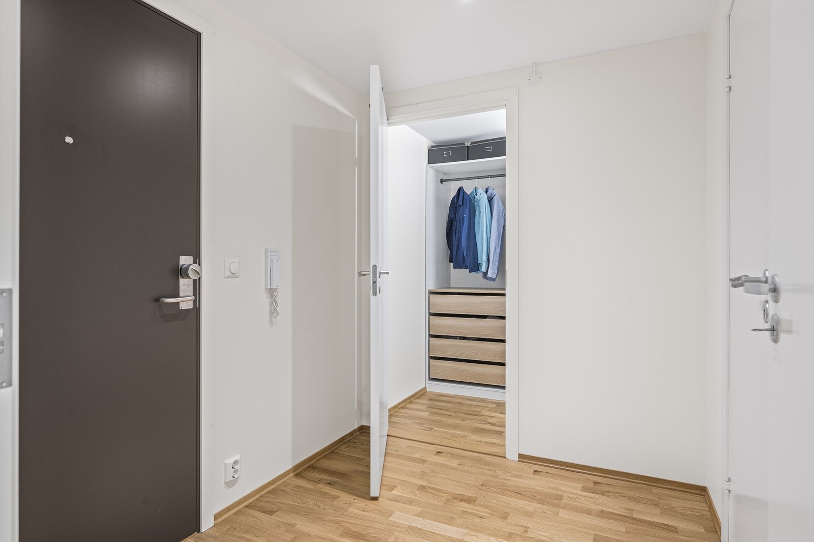 Entréen er utstyrt med moderne spotlights, installert i 2021, og en praktisk OBOS-nøkkel og brikkeløsning fra 2022 Galleribilde