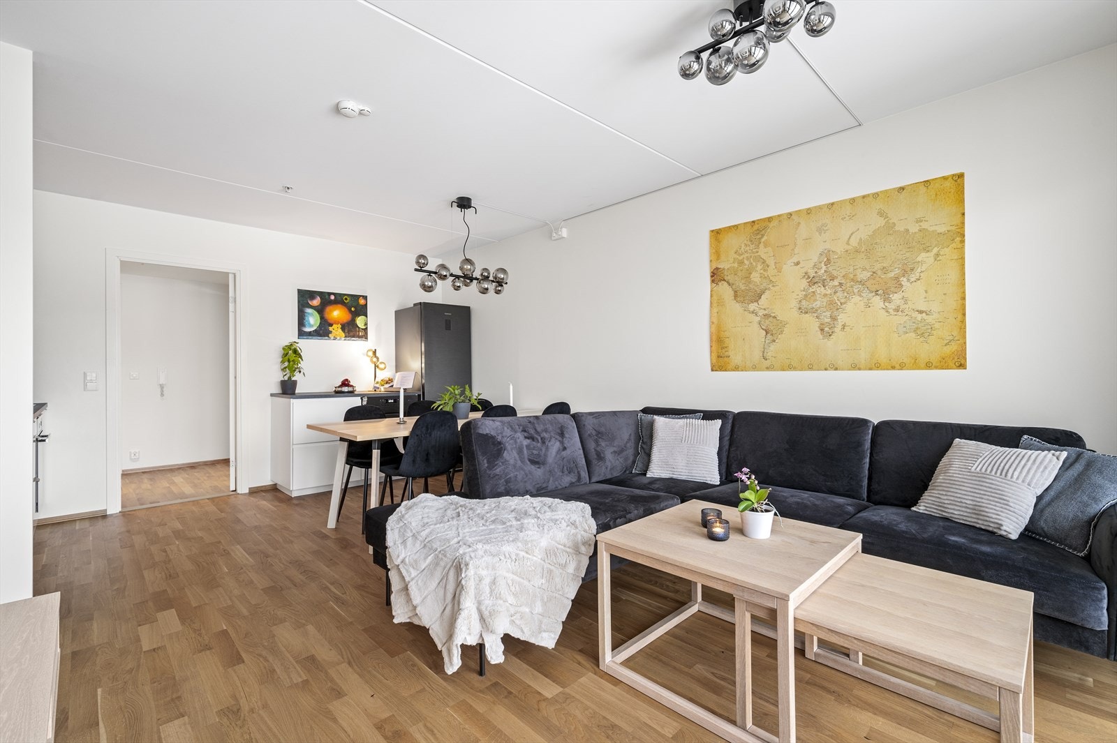 Rommet er utstyrt med tre-stavs parkett og vegger malt i en nøytral farge Galleribilde