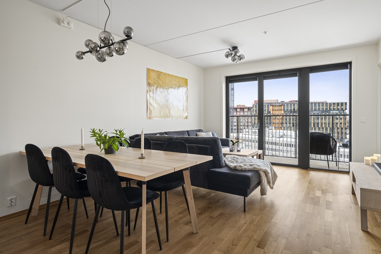 Stuen tilbyr fleksibel innredning med god plass til både en komfortabel sofagruppe og et spisebord for sosiale sammenkomster Galleribilde