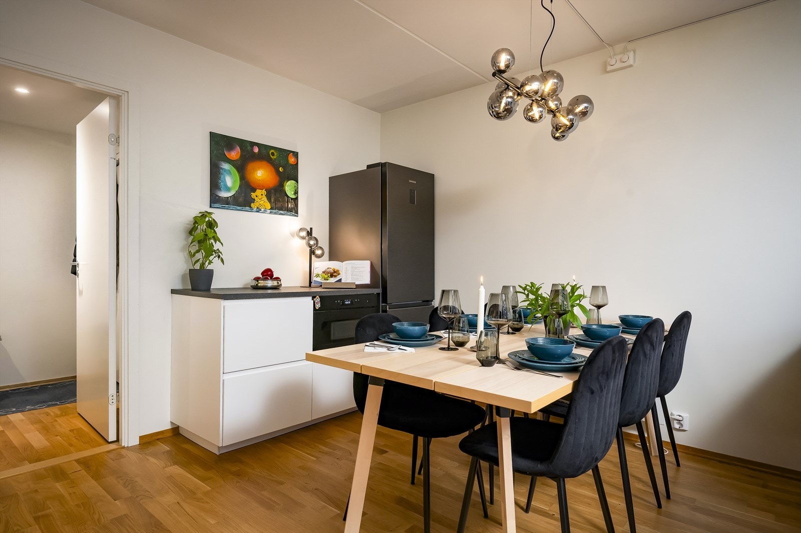 Det er installert ekstra kjøkkeninnredning (IKEA og HTH) med benkeplate og integrert mikrobølgeovn som gir ytterligere brukervennlighet. Pop-up socket i benkeplaten; som har tre stikkontakter og 2 USB porter (både A og C) samt trådløs lading Galleribilde