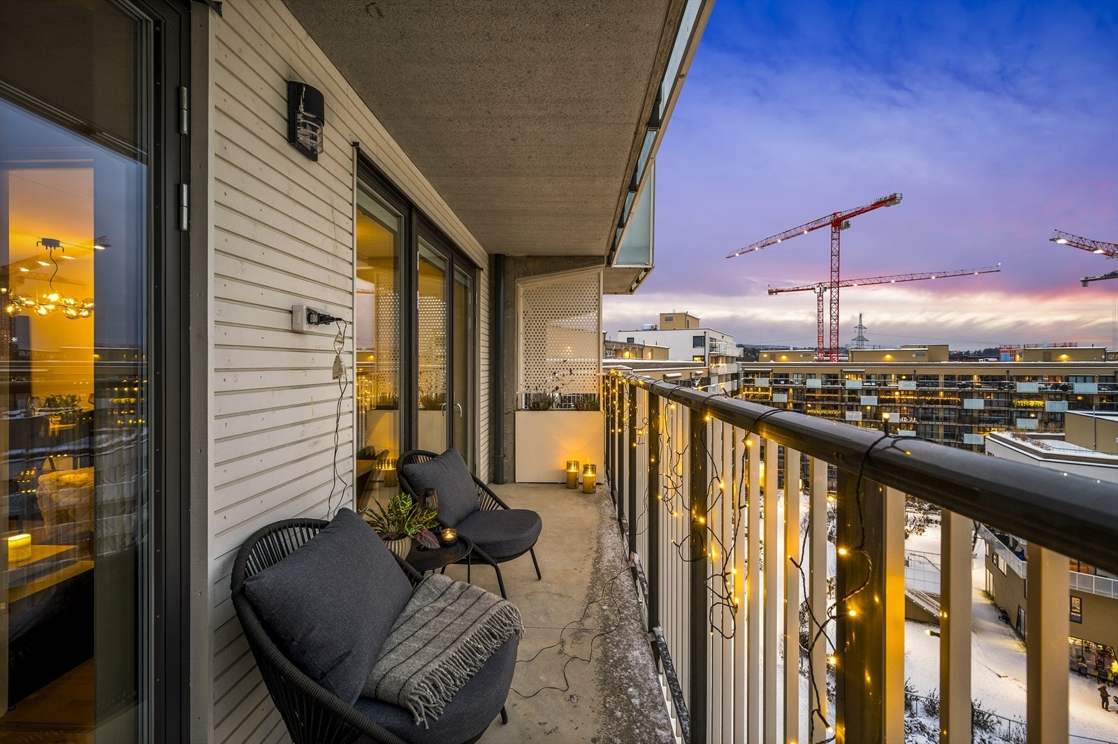 Balkongen byr på nydelig utsikt fra 9. etasje og sol fra tidlig formiddag til solnedgang Galleribilde