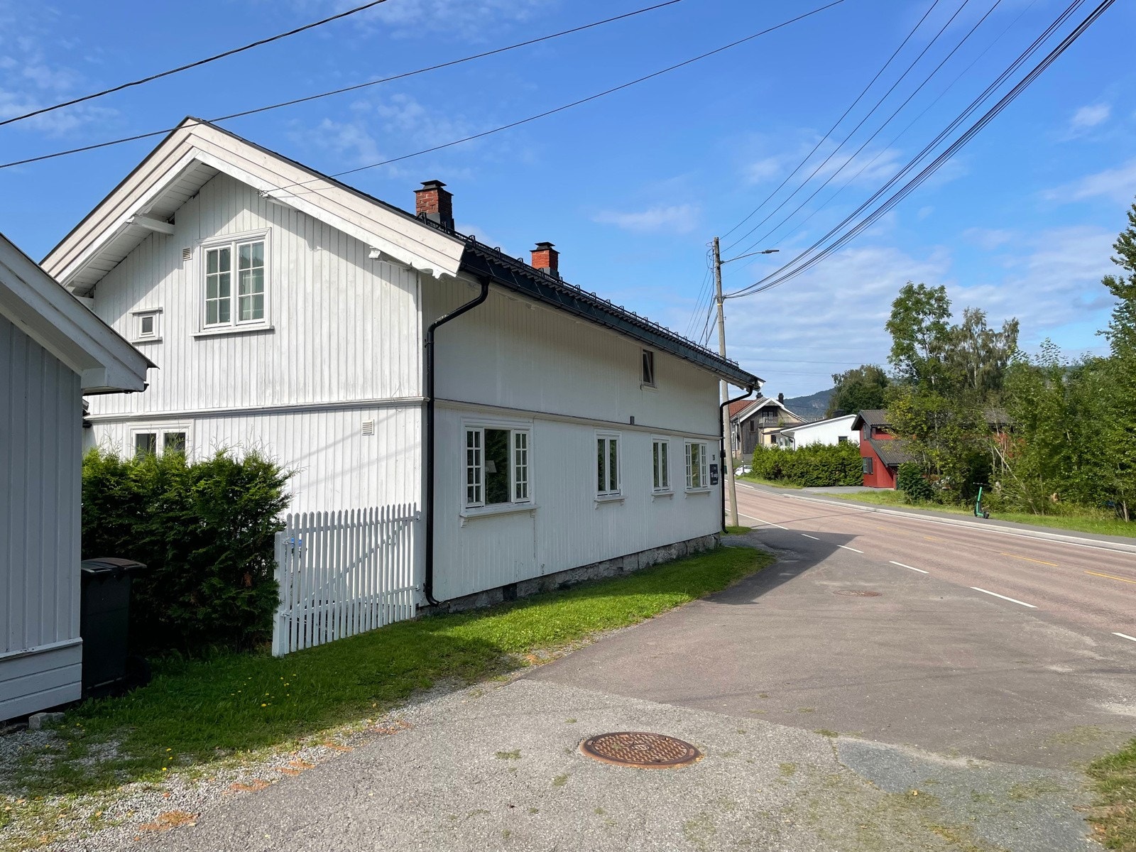 Plass til å parkere en henger bak porten Galleribilde
