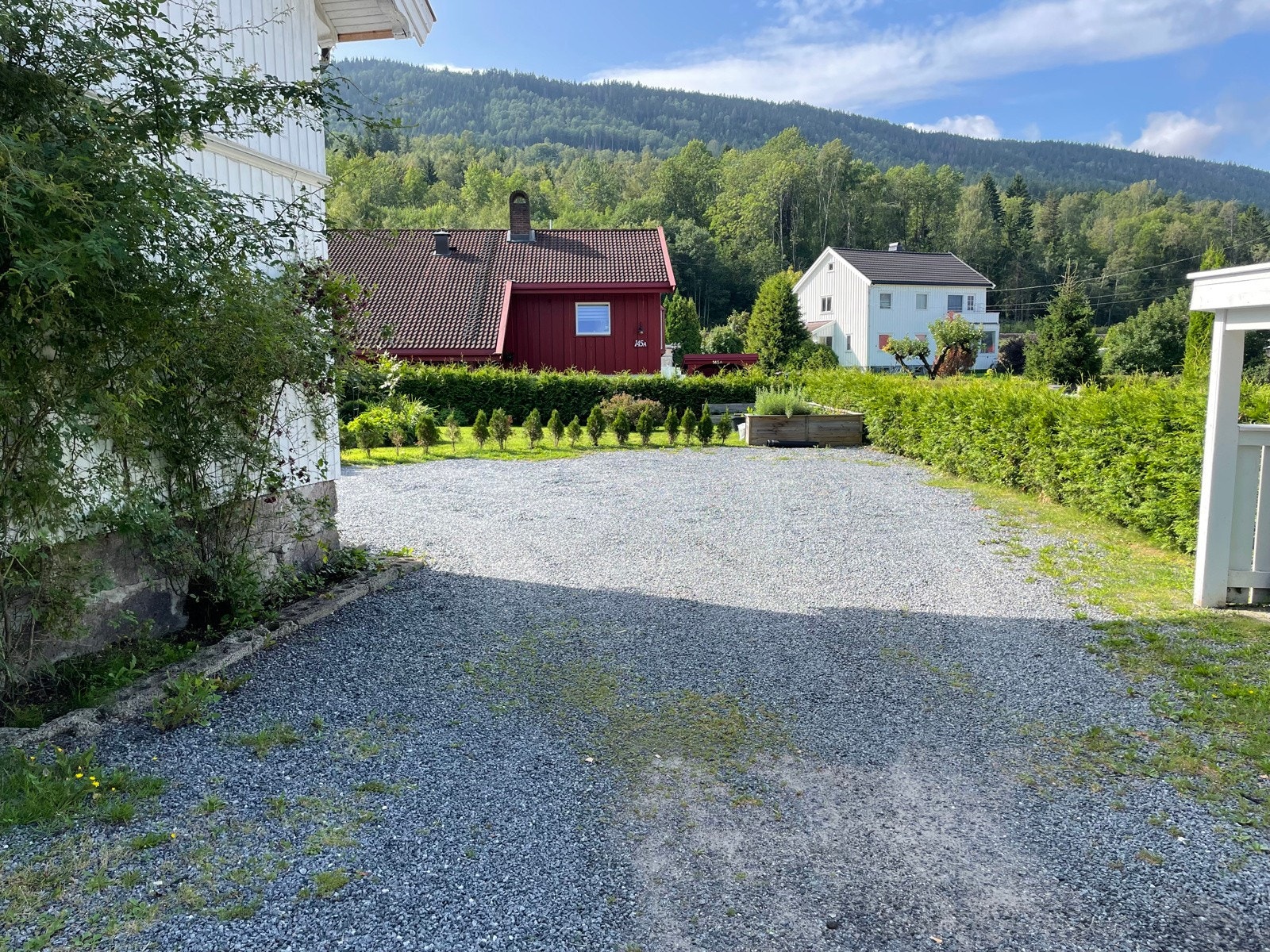 Stor gårdsplass med parkering Galleribilde