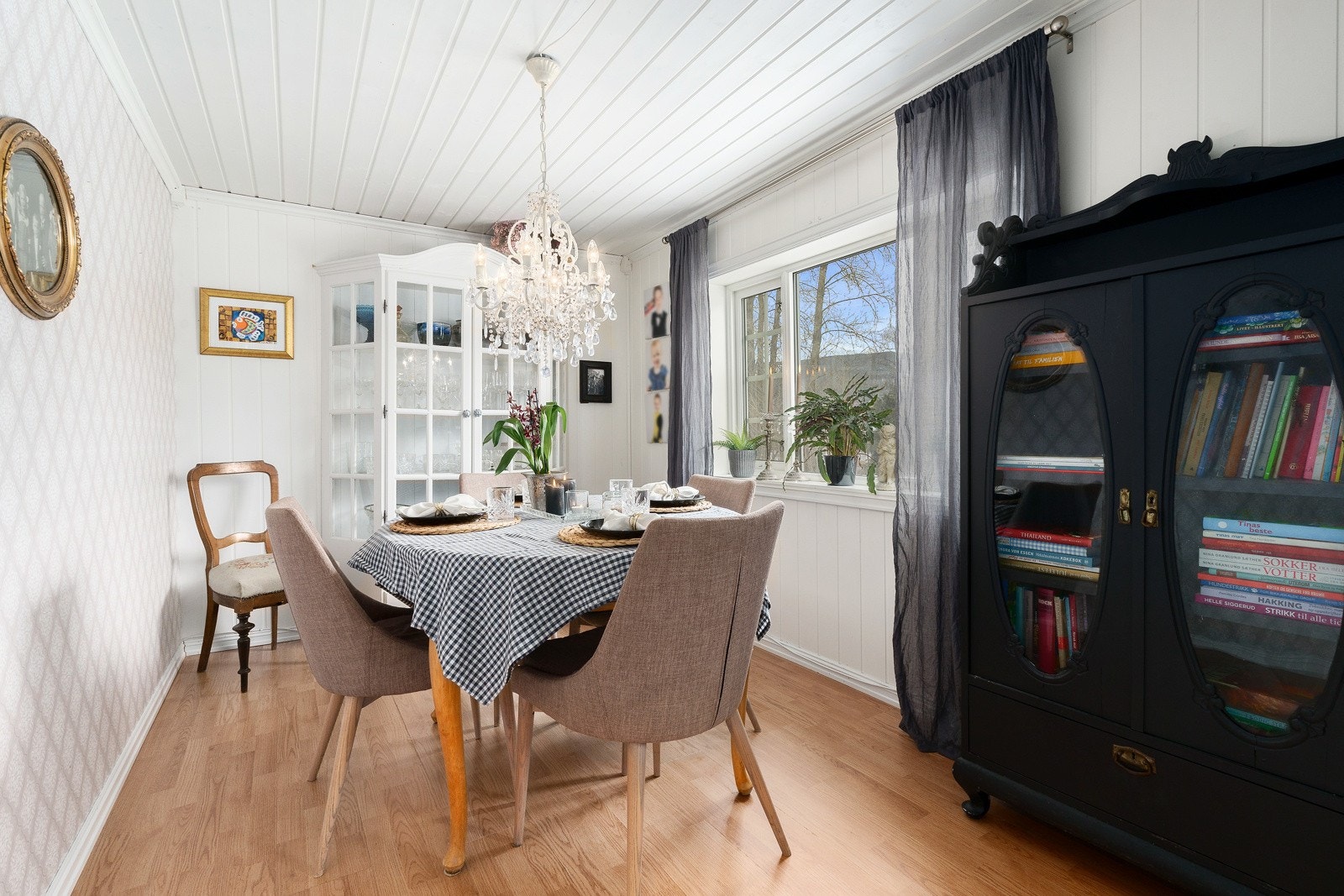 Egen spisestue med vindu mot elva. Galleribilde