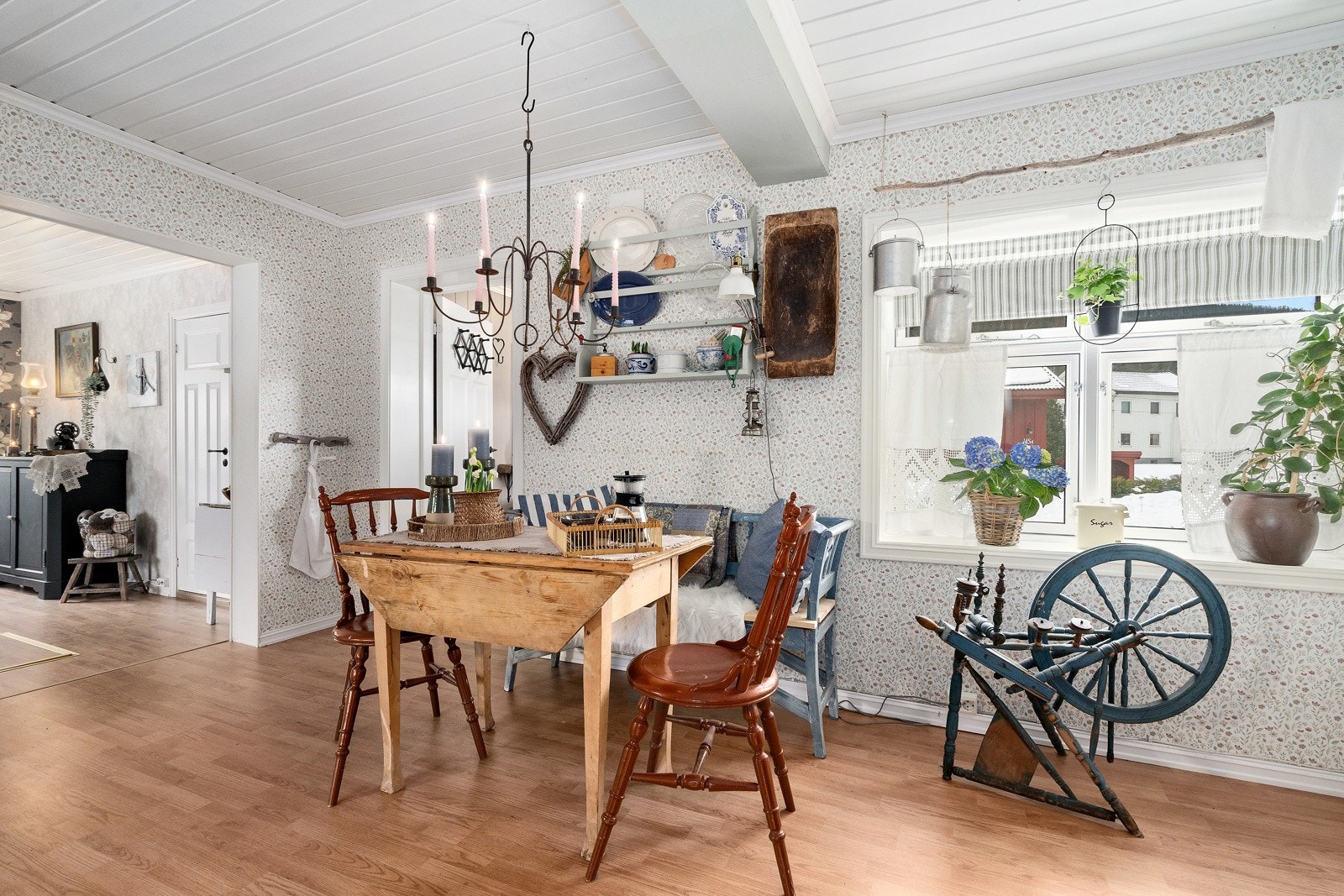 Fra spiseplassen ser man ut i hagen. Galleribilde