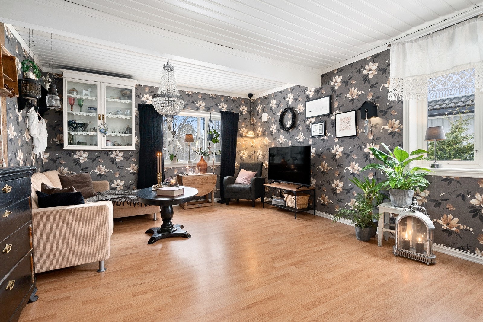 Stuen har vinduer på to sider. Galleribilde