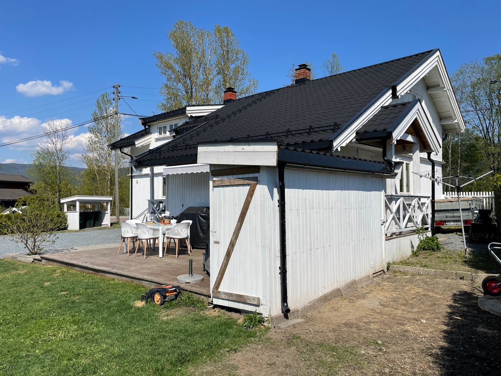 Boden danner levegg på terrassen. Plass til å parkere tilhenger på baksiden. Galleribilde