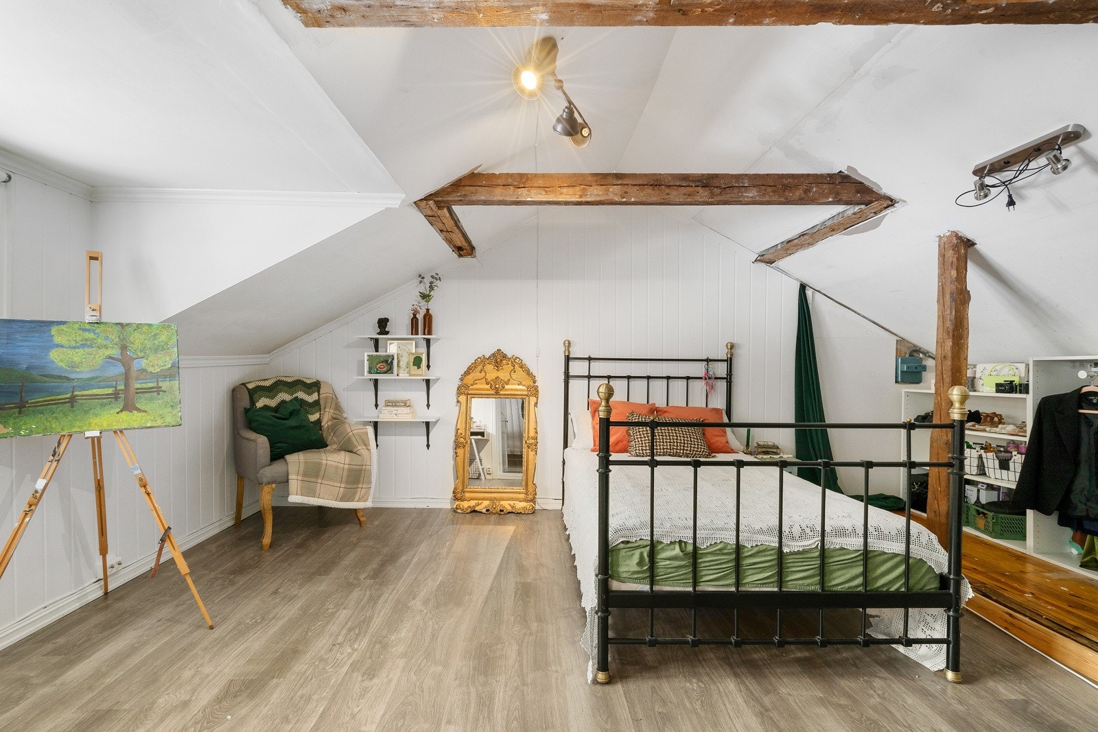 Dette rommet har eksponerte takbjelker og ekstra takhøyde. Galleribilde