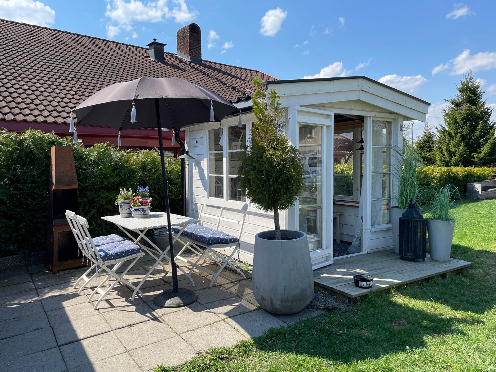 Sementheller som underlag på grillplassen ved siden av drivhuset. Galleribilde