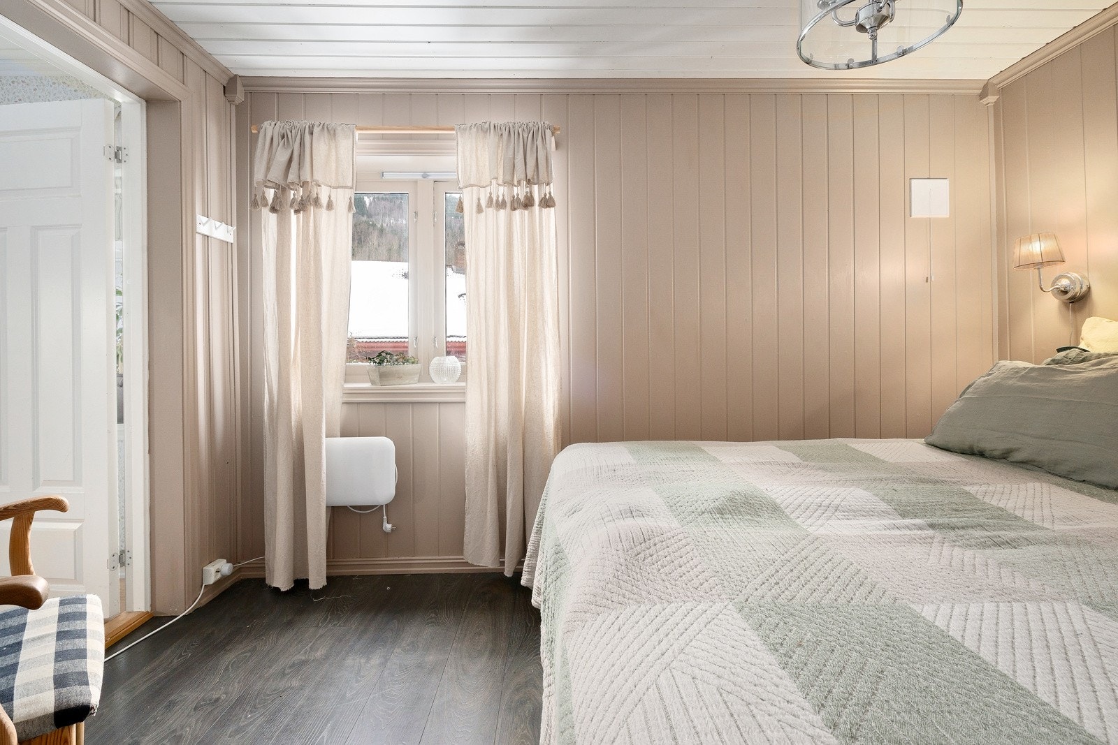 Rommet har vindu mot hagen. Galleribilde