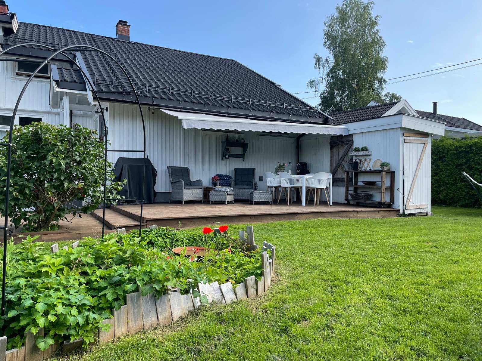 Bed, plantekasser og marktertasse Galleribilde