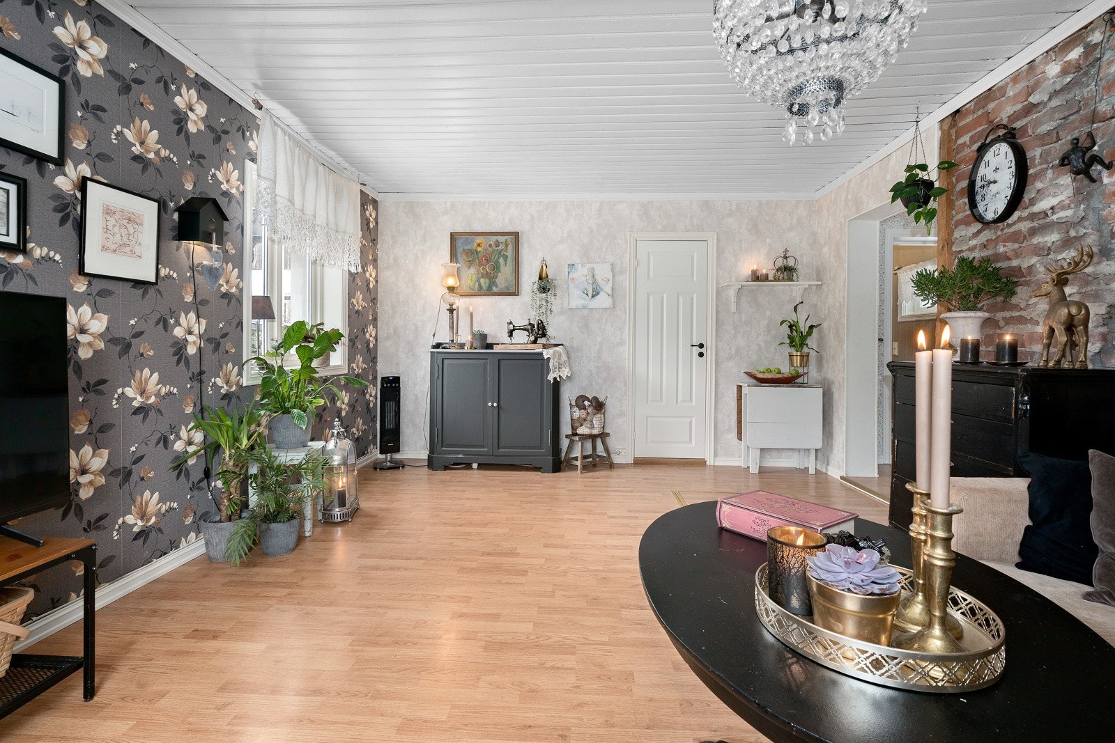 Innenfor stuen ligger bad og vaskerom med utgang til hage. Galleribilde