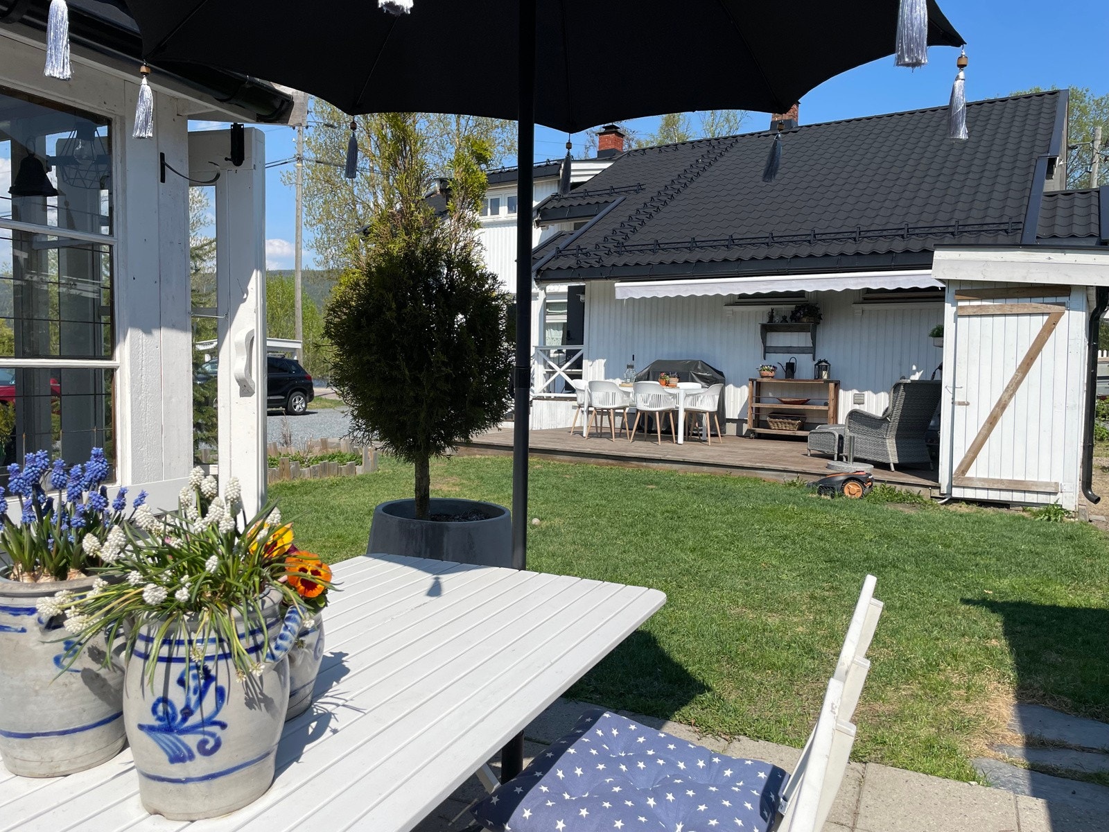 Det er flere fine uteplasser på eiendommen. Galleribilde