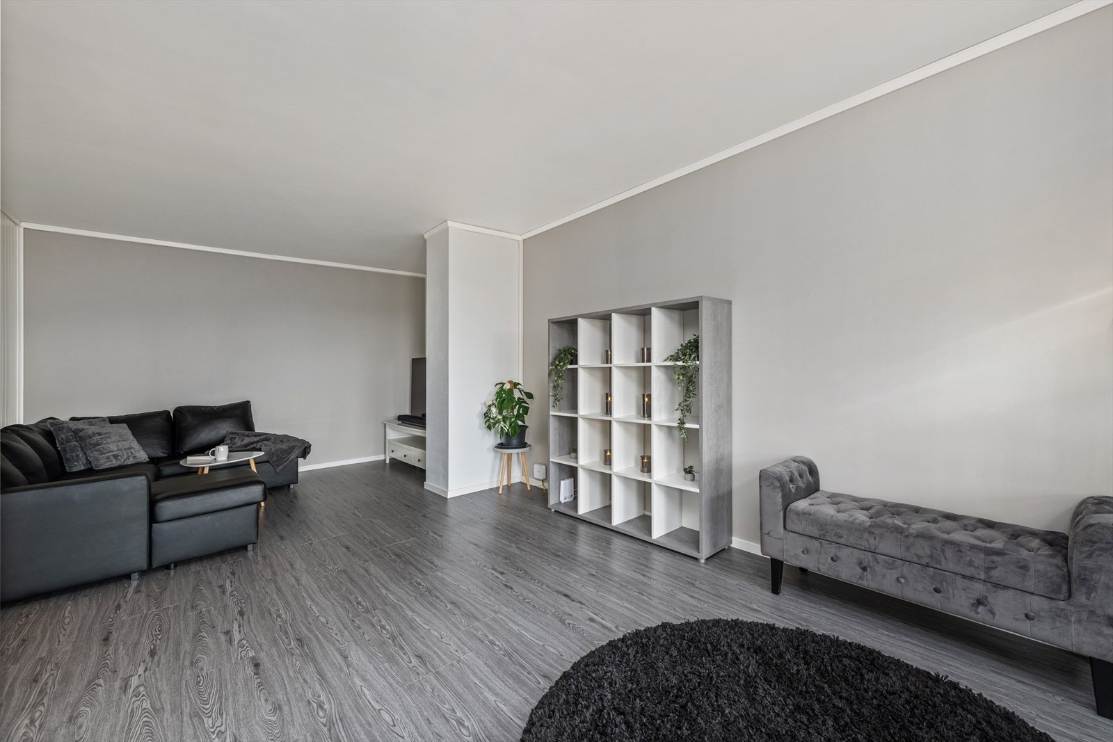 Det er god plass til en komfortabel sofagruppe og andre stue møbler, som gir deg muligheten til å skape en koselig og funksjonell stueområde. Galleribilde