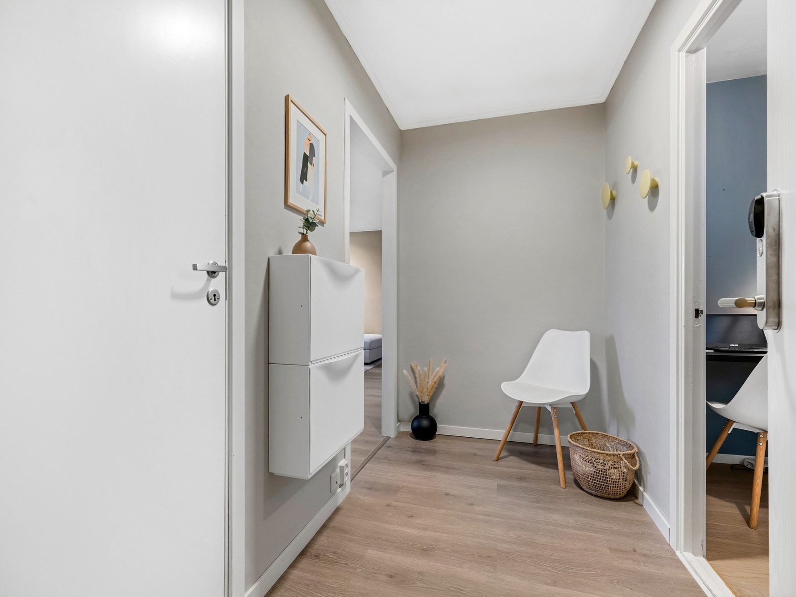 Trivelig og innbydende entré med tilgang til bad og bod som i dag benyttes som kontor. Galleribilde