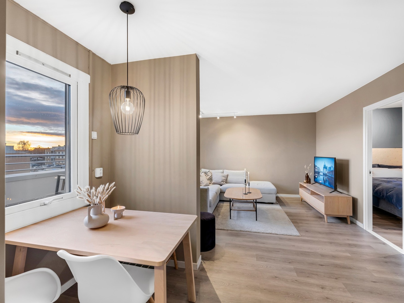Meget flott stue på 20 kvm med vakre overflater av moderne preg og farger. Galleribilde
