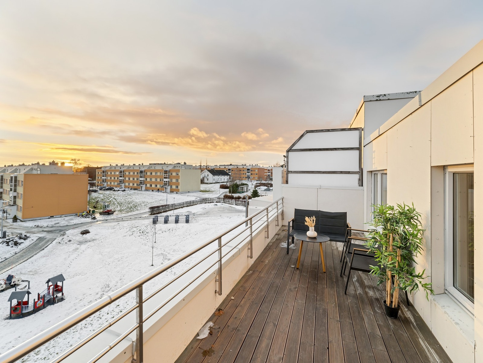 Det er god plass til utemøblement på terrassen. Ingen gjenboere. Galleribilde
