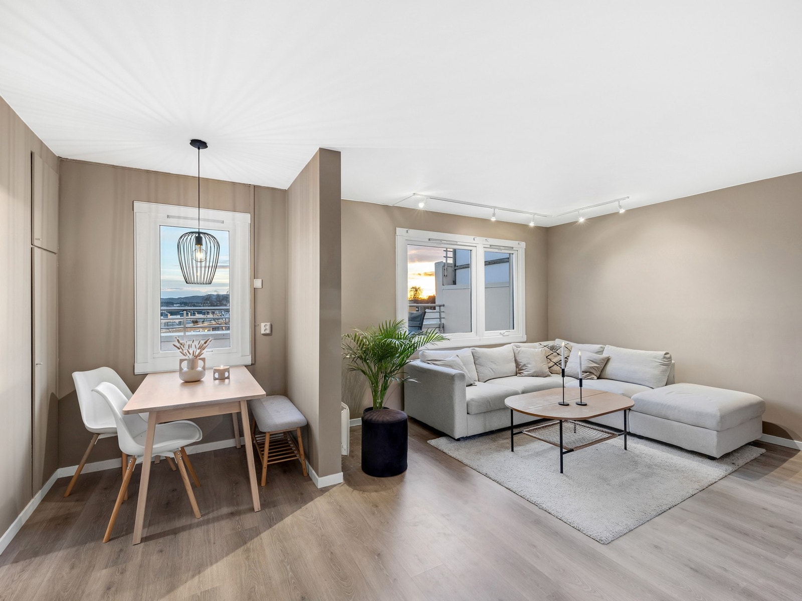 Det er plass til både sofa og spisegruppe. Galleribilde