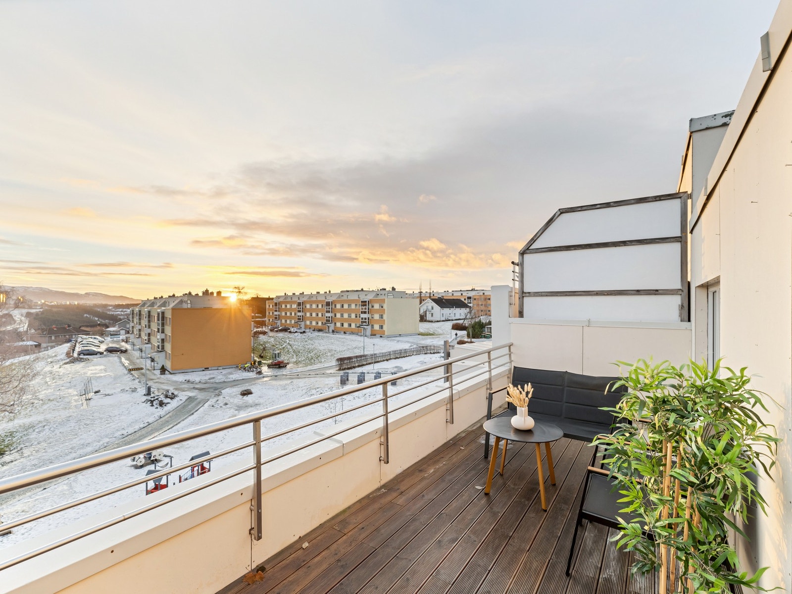 Fantastisk terrasse på 16,8 kvm med utsøkte sol og utsiktsforhold. Galleribilde