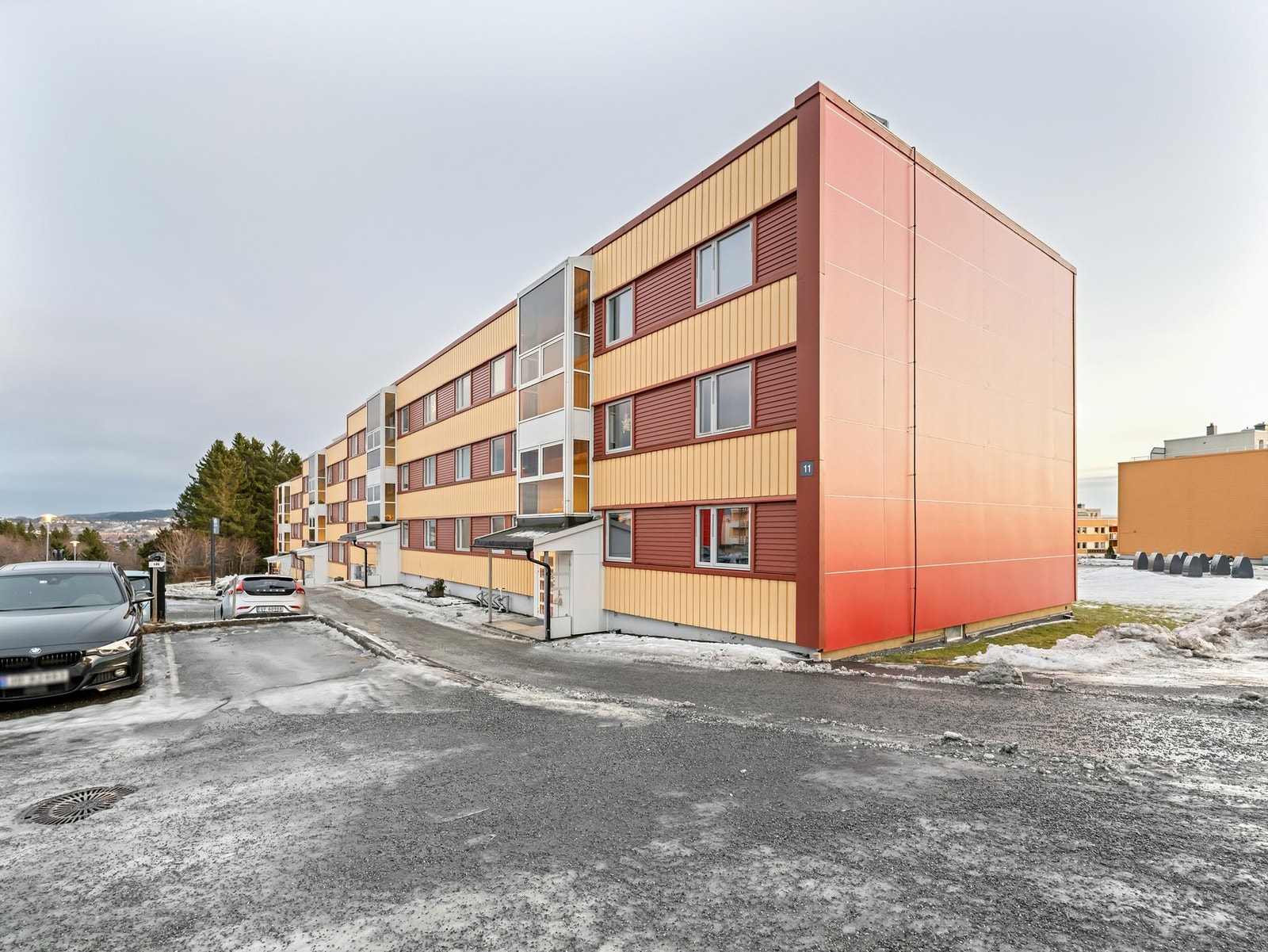 Fasade inngangsparti. Inngangspartiene ble oppgradert ca. 2010. Galleribilde