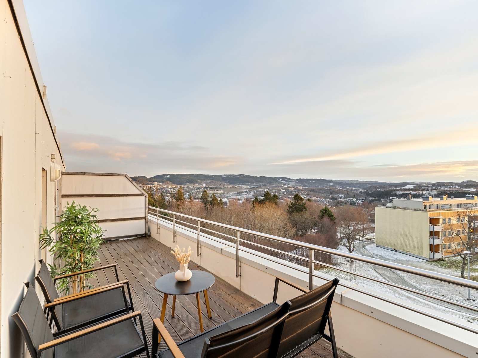 Med fantastiske sol- og utsiktsforhold kan balkongen nytes store deler av året. Galleribilde