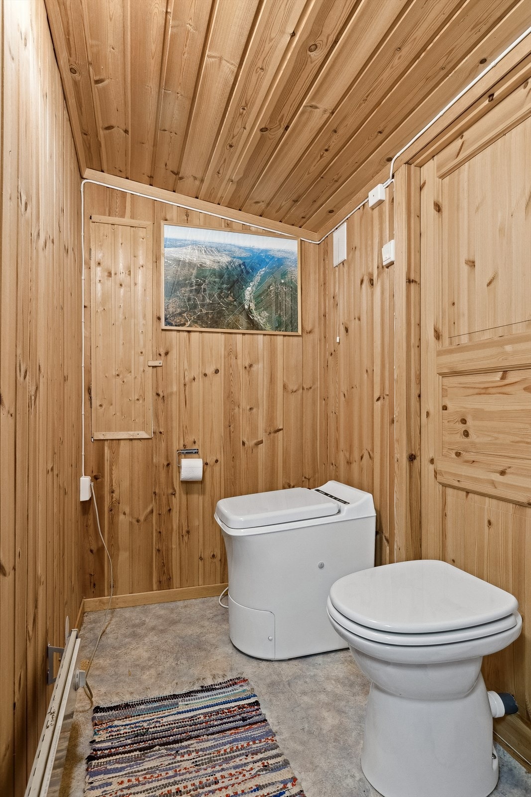 WC-rommet har Cinderella forbrenningstoalett og urinal. Galleribilde