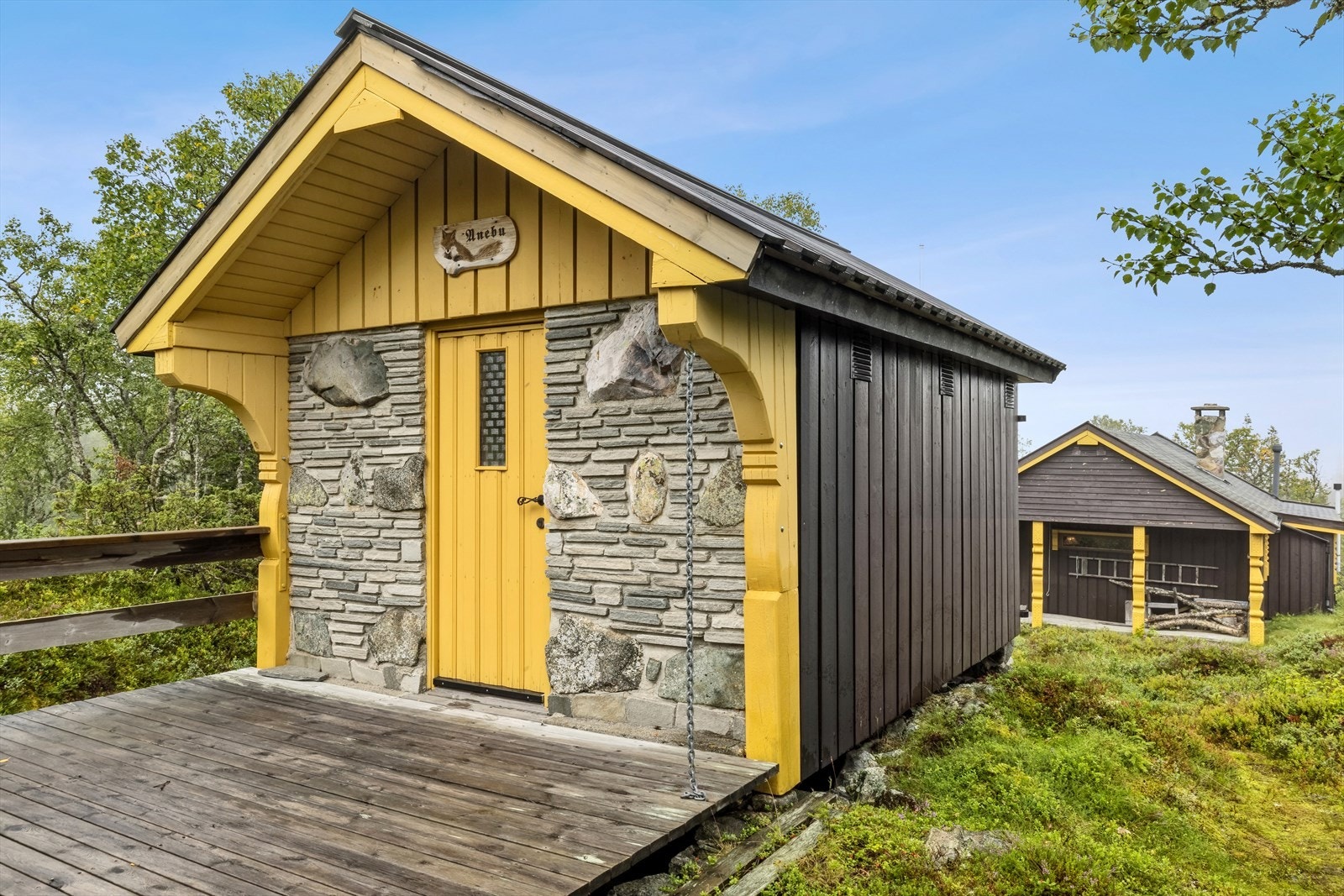 Annekset har en flott steinmur i front. Galleribilde