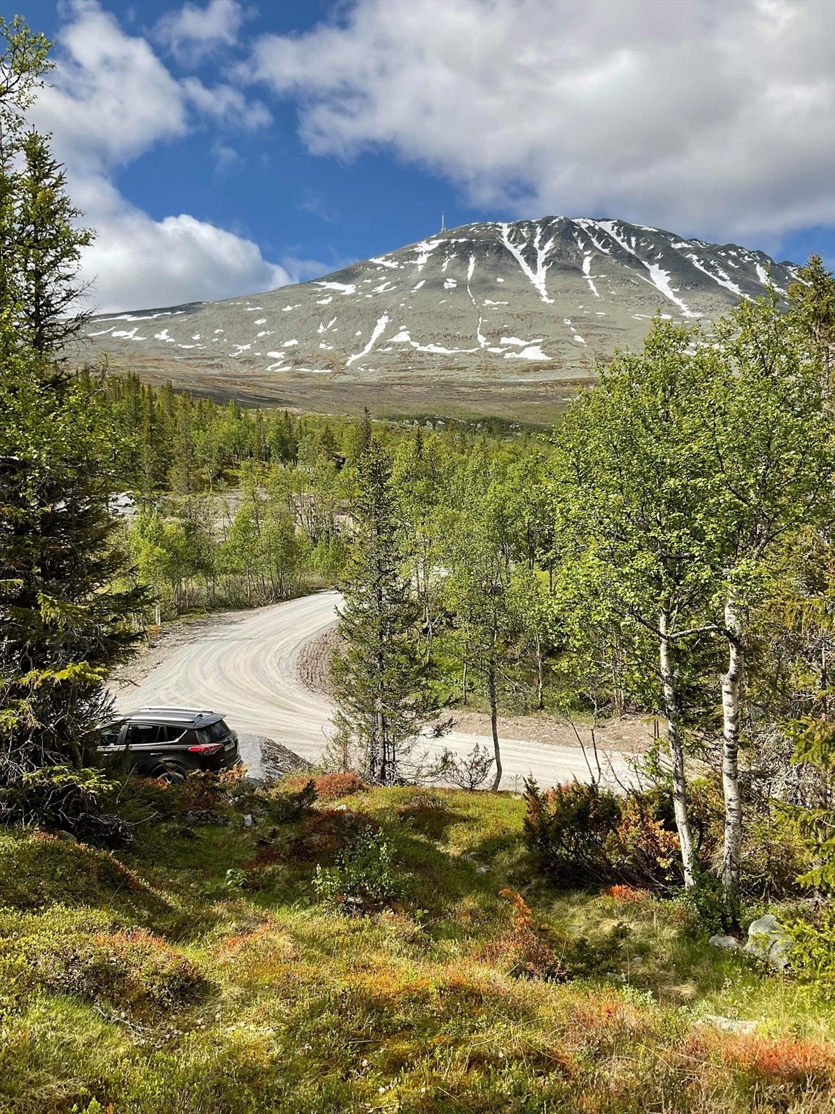 Fra tomten og hytta er det utsikt til majestetiske Gaustatoppen. Foto privat. Galleribilde