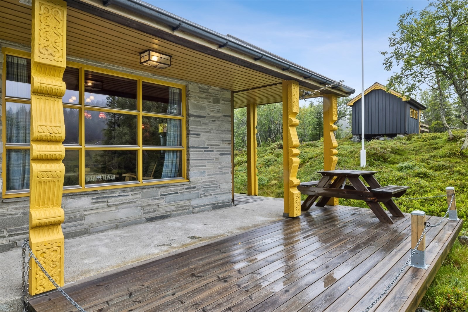 Hyggelig uteplass på terrasse utenfor hytta. Galleribilde