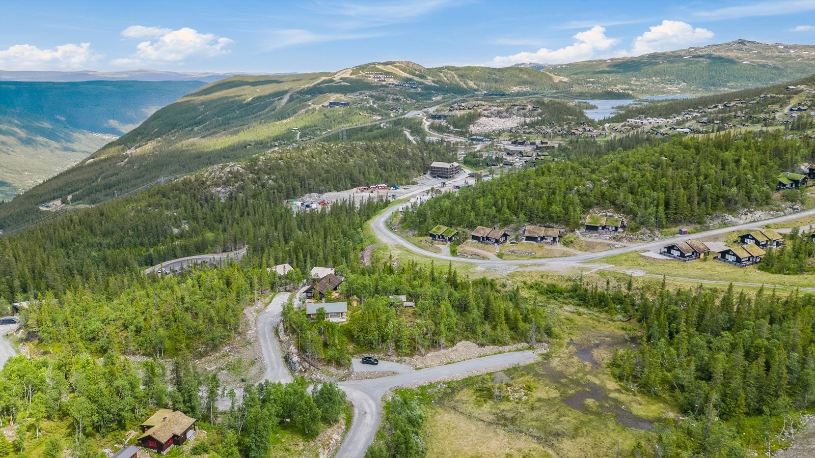 I umiddelbar nærhet finner man flotte turområder til alle årstider. Langrennsløyper, slalåmbakker eller høyfjellet. Galleribilde