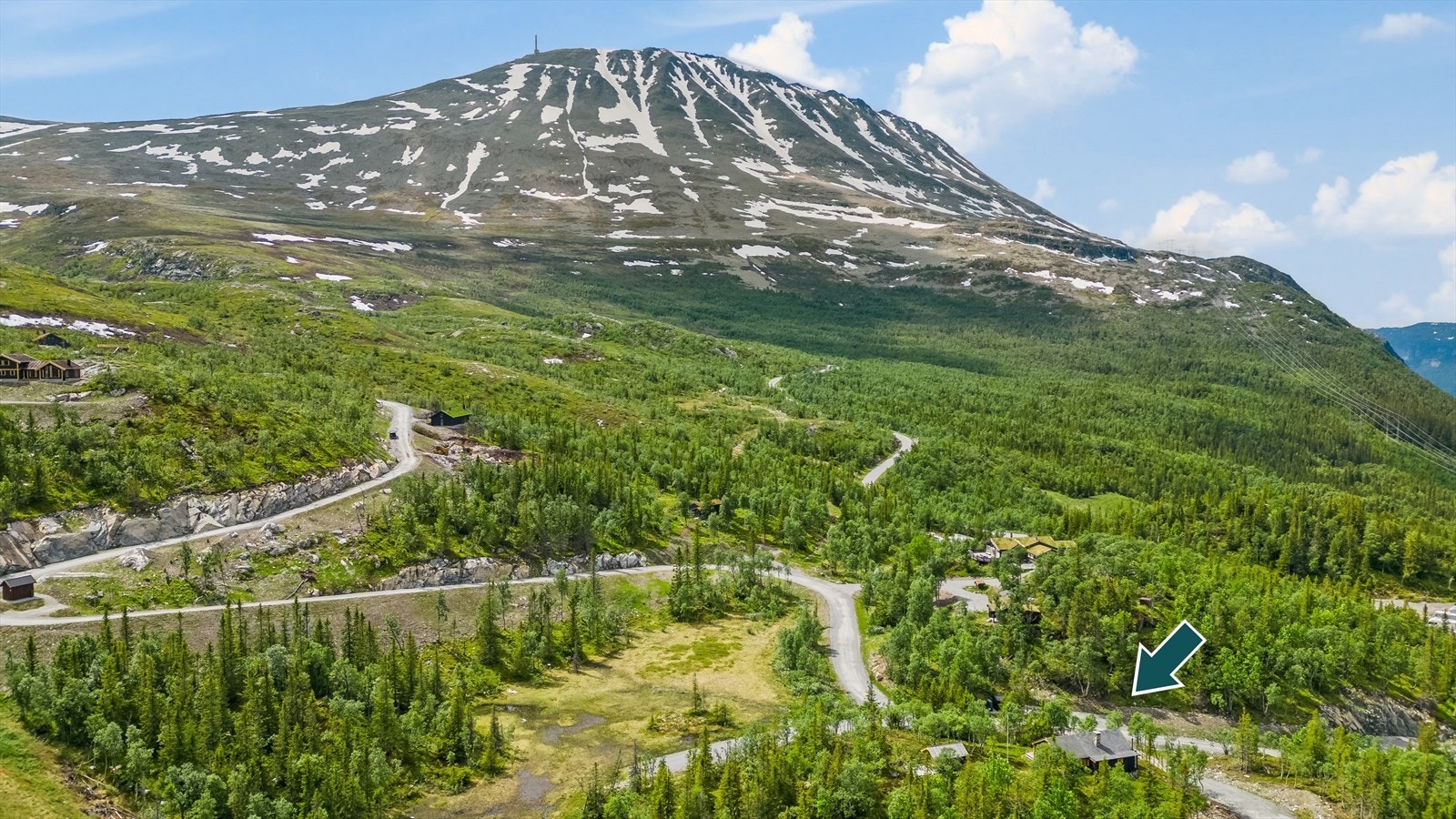 Trivelig hytte fra 1963 på sjeldent stor eiet tomt med panorama utsikt til Gaustatoppen. Galleribilde