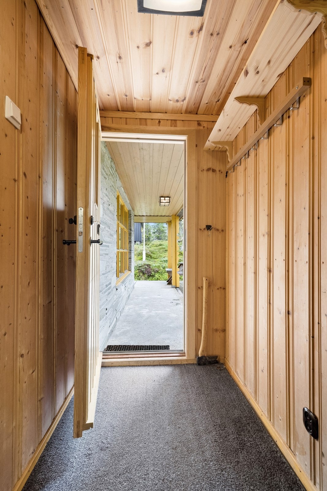 Entré med plass for yttertøy. Galleribilde