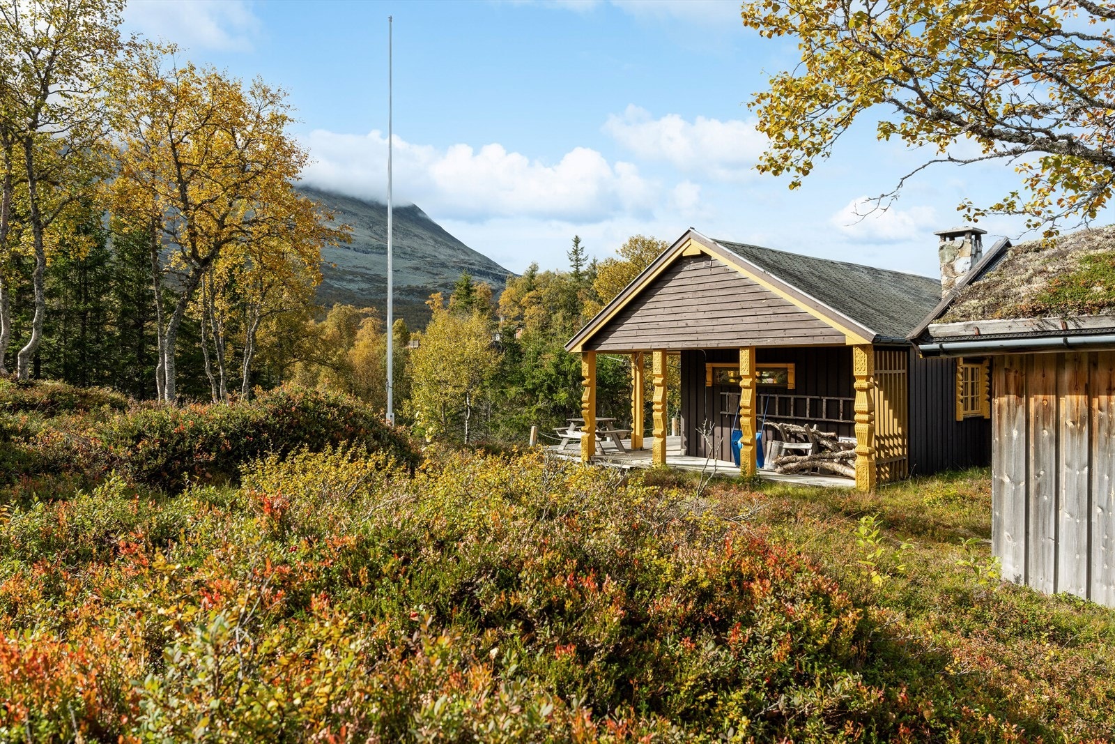 Trivelig hytte med anneks, utebod og terrasse. Flott beliggenhet ved foten av Gaustatoppen. Galleribilde