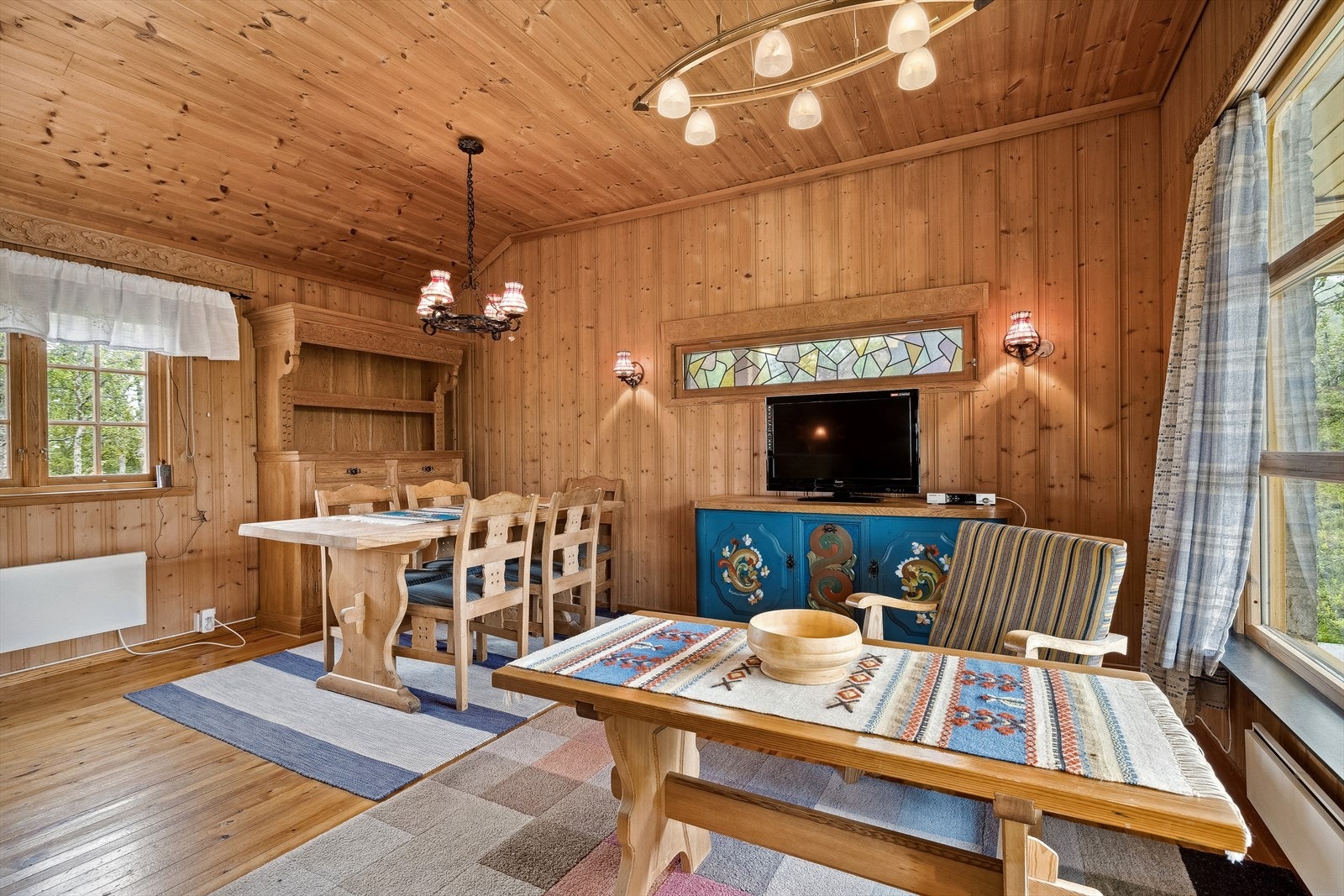 Det er plass til å innrede i flere soner i stuen. Galleribilde