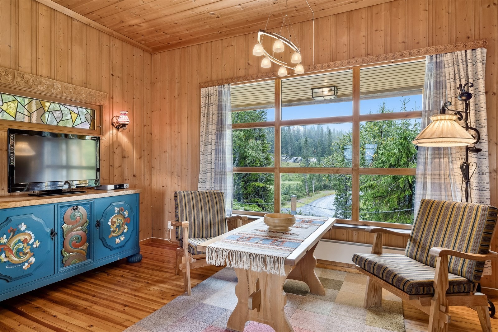 Stuen er koselig, og har god takhøyde. Herfra er det flott utsikt til Gaustatoppen på klare dager. Galleribilde