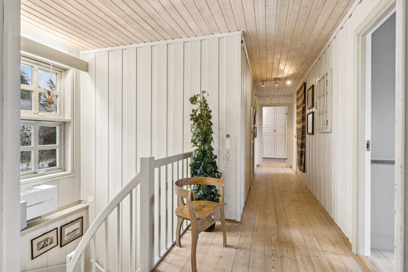 Malt panel og tregulv skaper en god atmosfære i boligen. Galleribilde