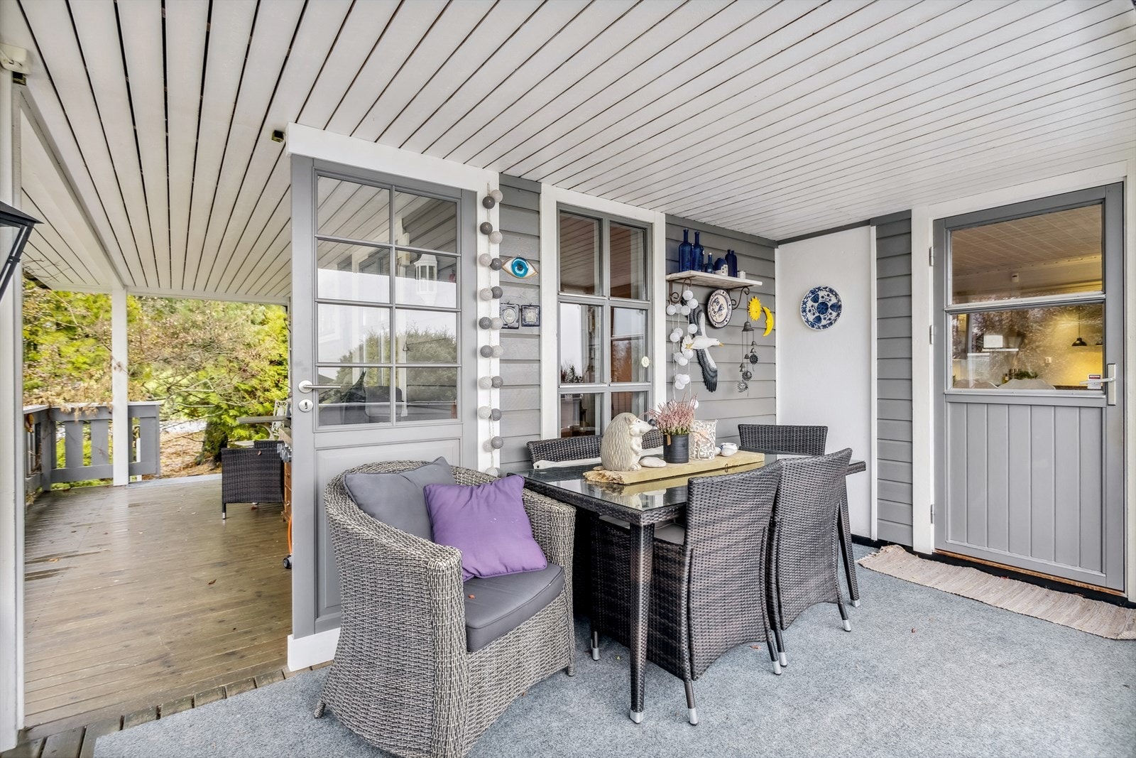 Stor, overbygget terrasse med plass til flere sittegrupper. Galleribilde