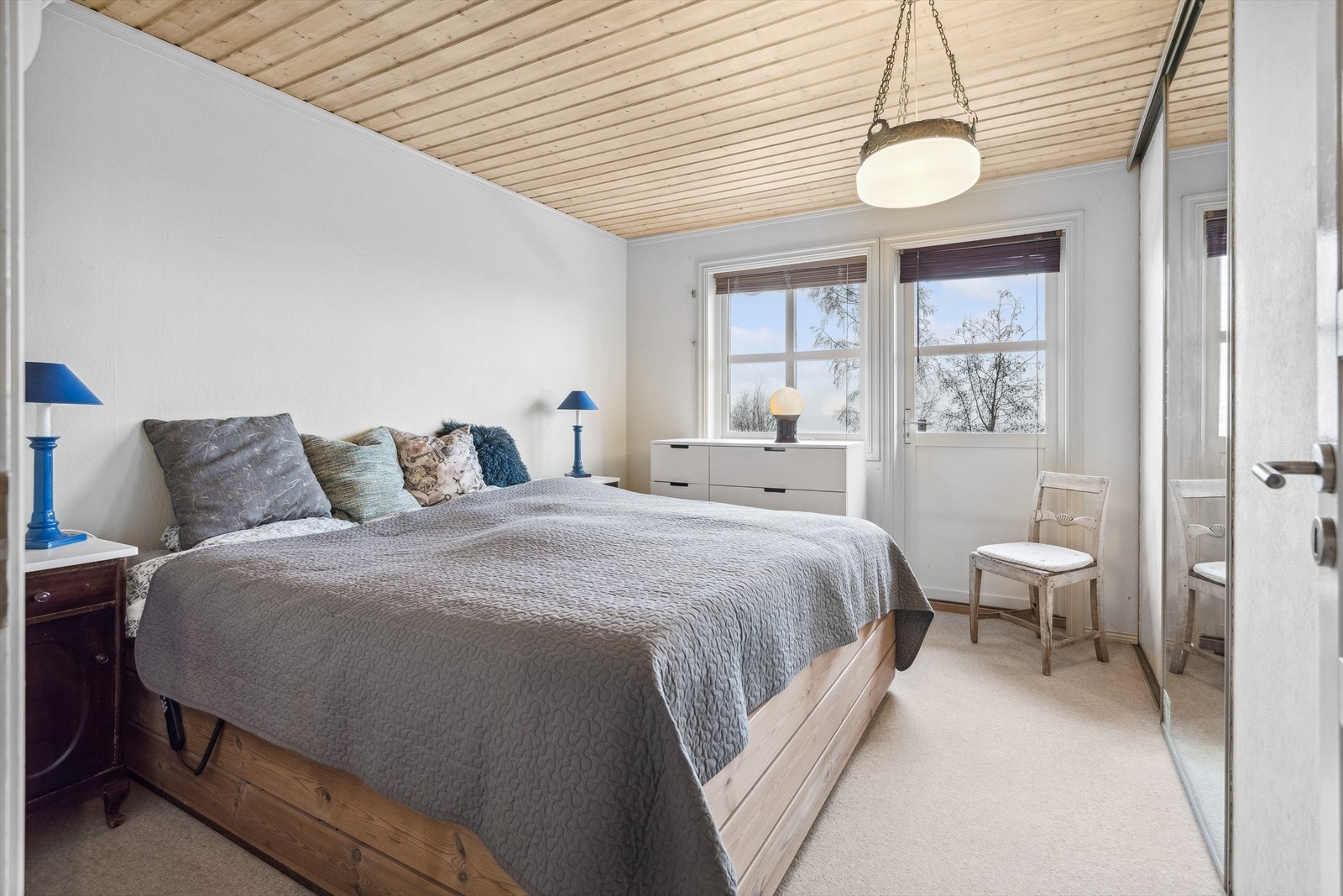 Hovedsoverom med skyvedørsgarderobe og utgang til balkong. Galleribilde