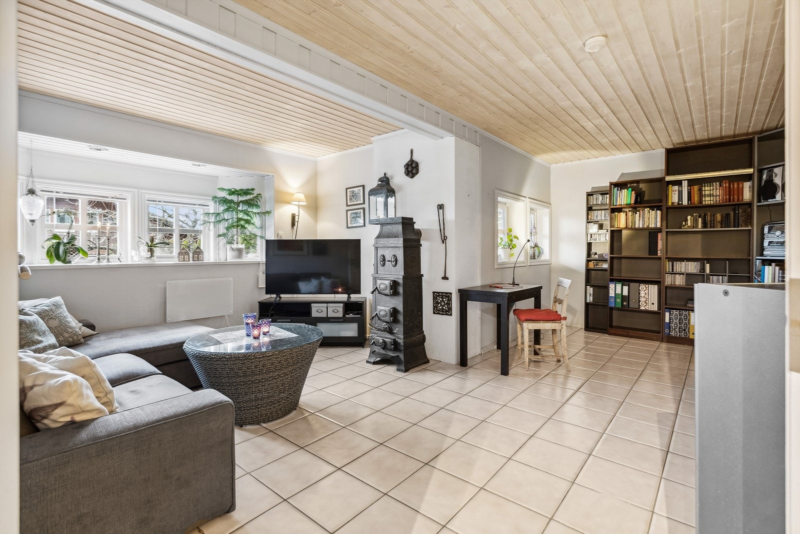 I tillegg til hovedstuen, har boligen også en romslig TV-stue i sokkeletasjen. Galleribilde