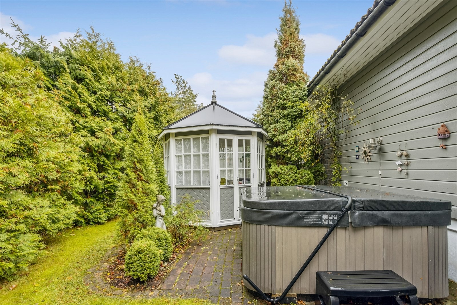 Jacuzzien ligger skjermet og kan brukes året rundt. Galleribilde