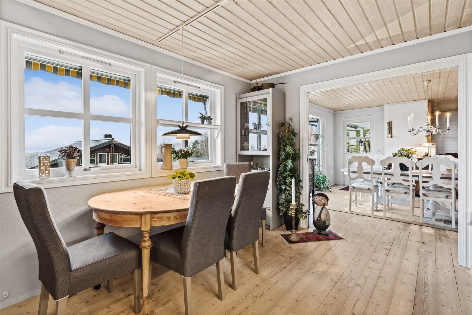 Det er delvis åpen løsning mellom kjøkken og spisestue. Galleribilde