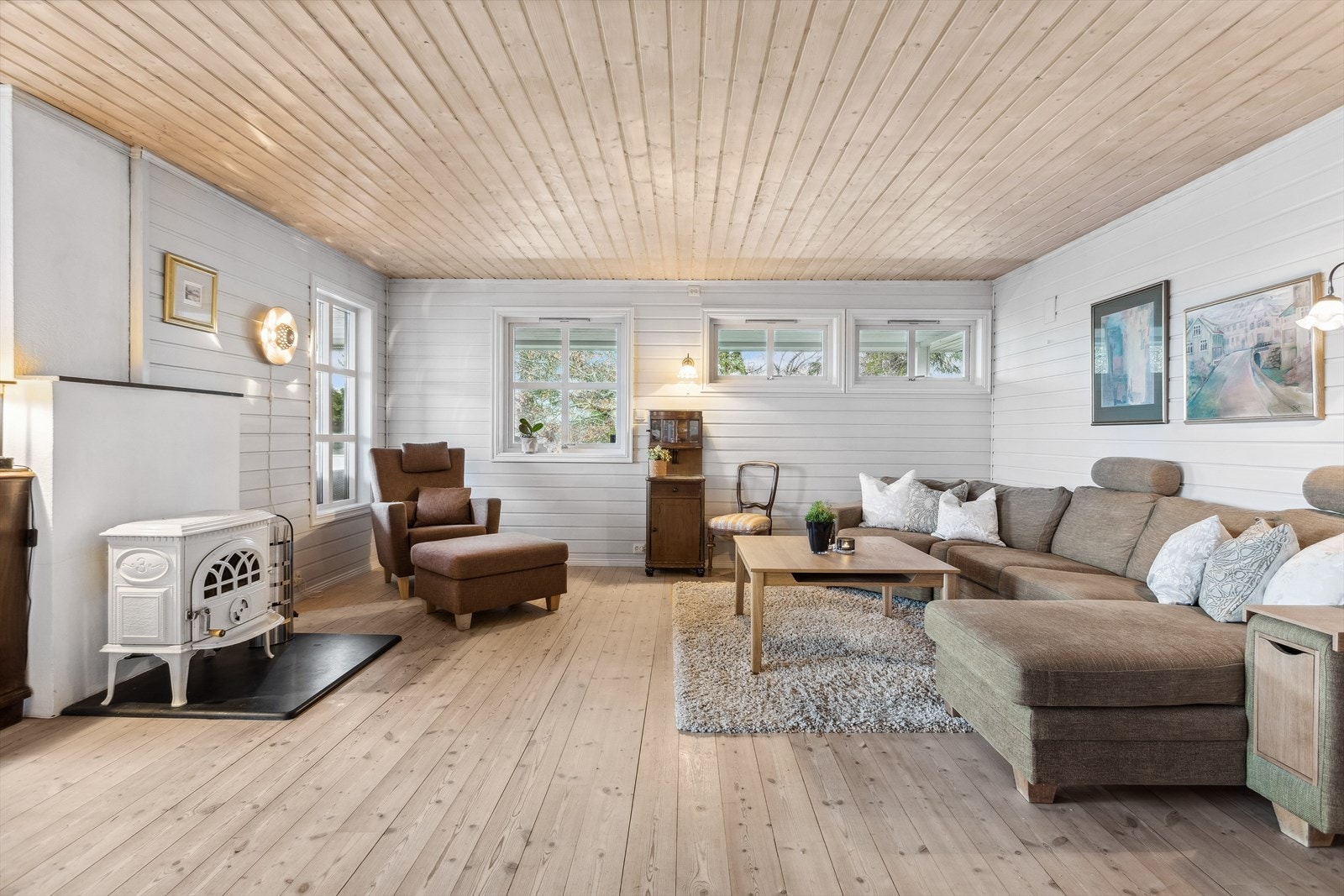 I denne etaasjen er det både varmepumpe og en fin peis som gir god varme på kalde dager. Galleribilde