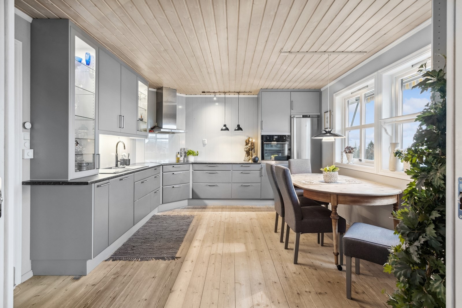 Innredningen ble oppgradert i 2019 og har et stilrent, moderne uttrykk med glatte, grå fronter. Galleribilde