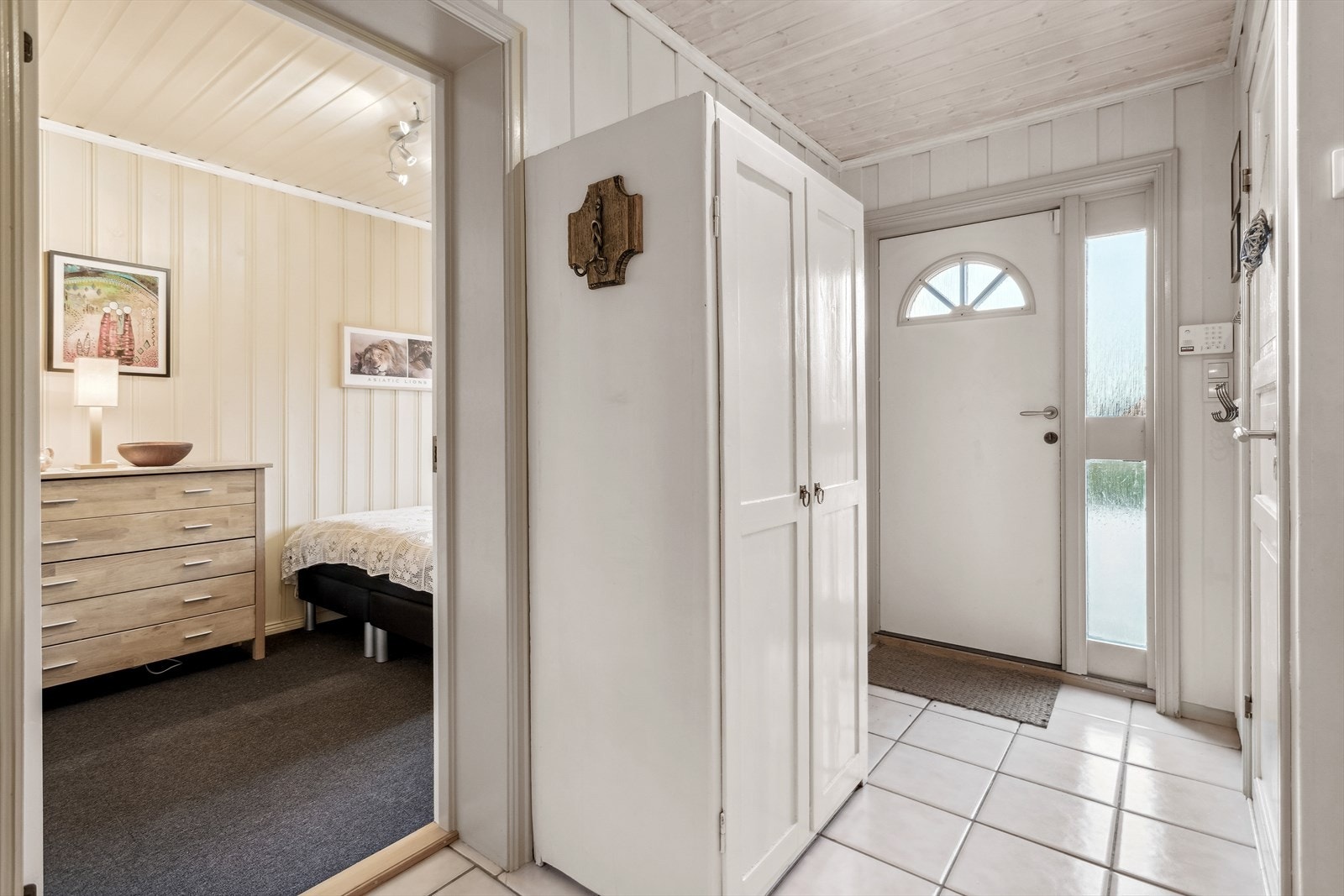 Her kommer du inn i en lys og stor entré med god garderobeplass. Galleribilde