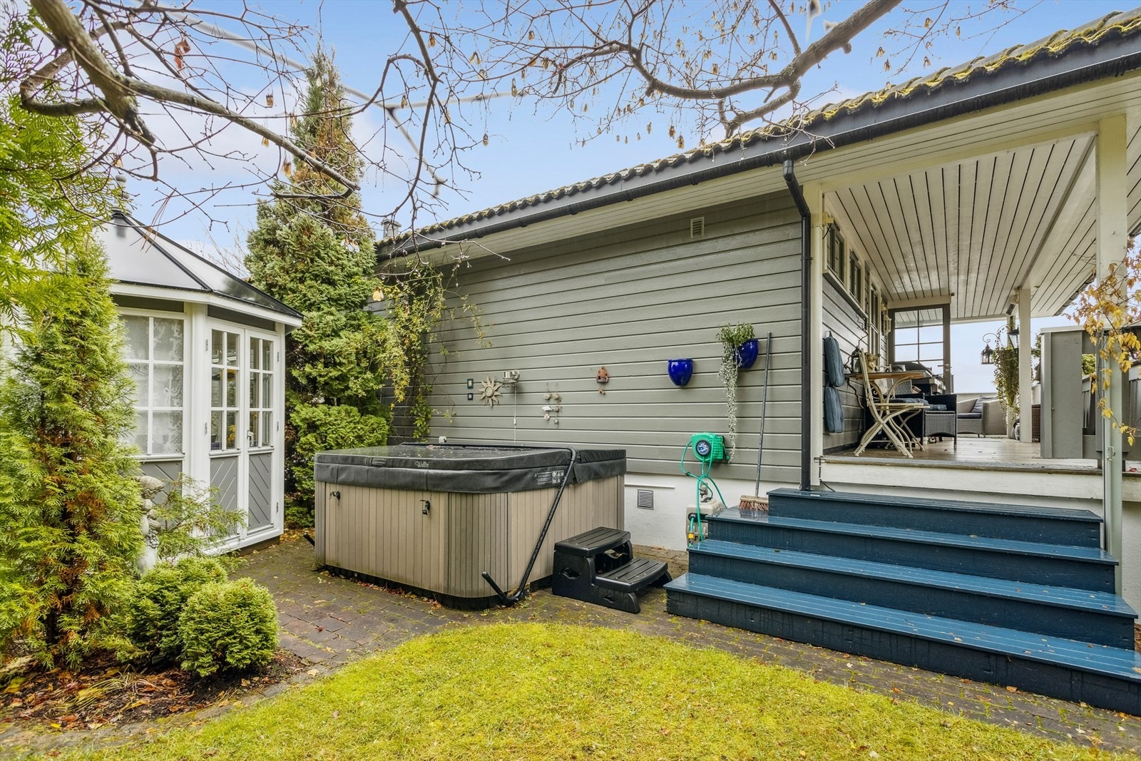 Ved terrassen er det opparbeidet et hyggelig uteområde med lysthus og jacuzzi. Galleribilde