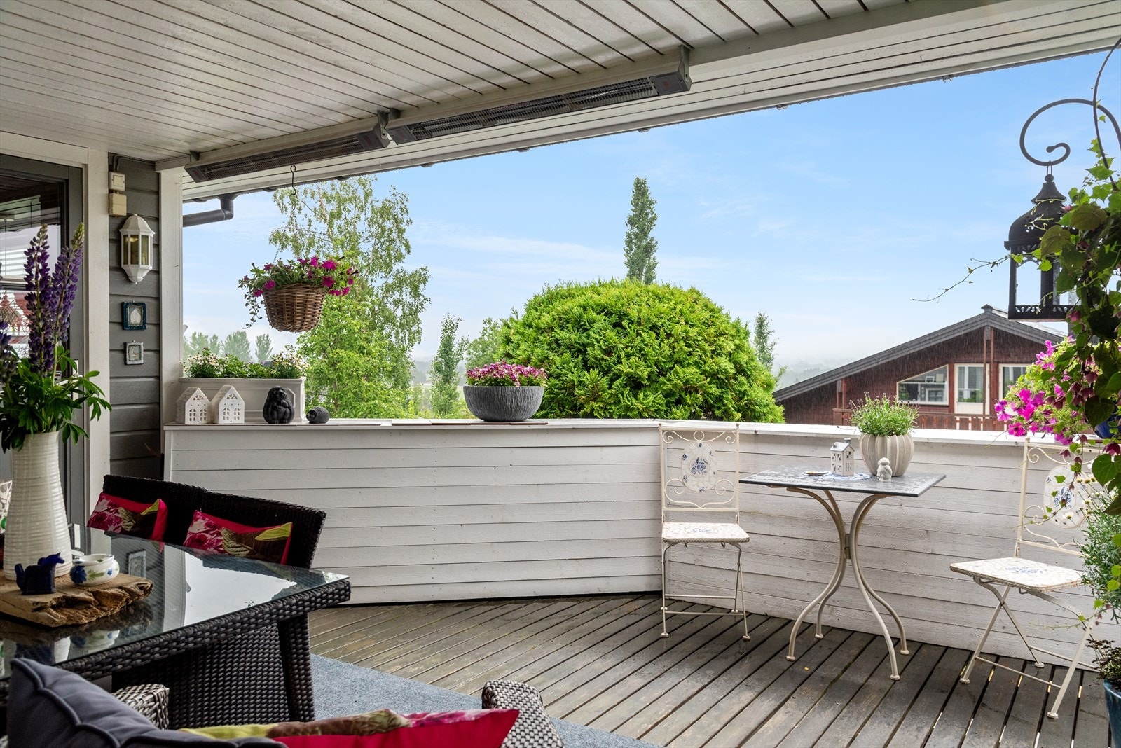Tenn varmelampene og kos deg på terrassen selv om det er litt ruskevær. Galleribilde