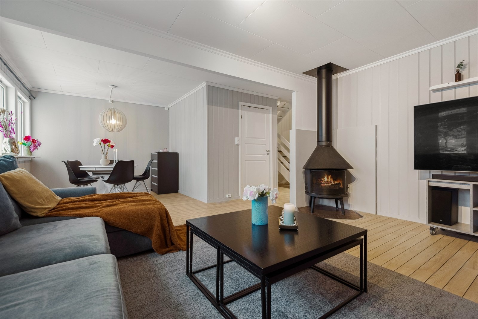 Stuen kan deles i soner, med plass til sofagruppe og TV-løsning, samt spisebord. Galleribilde