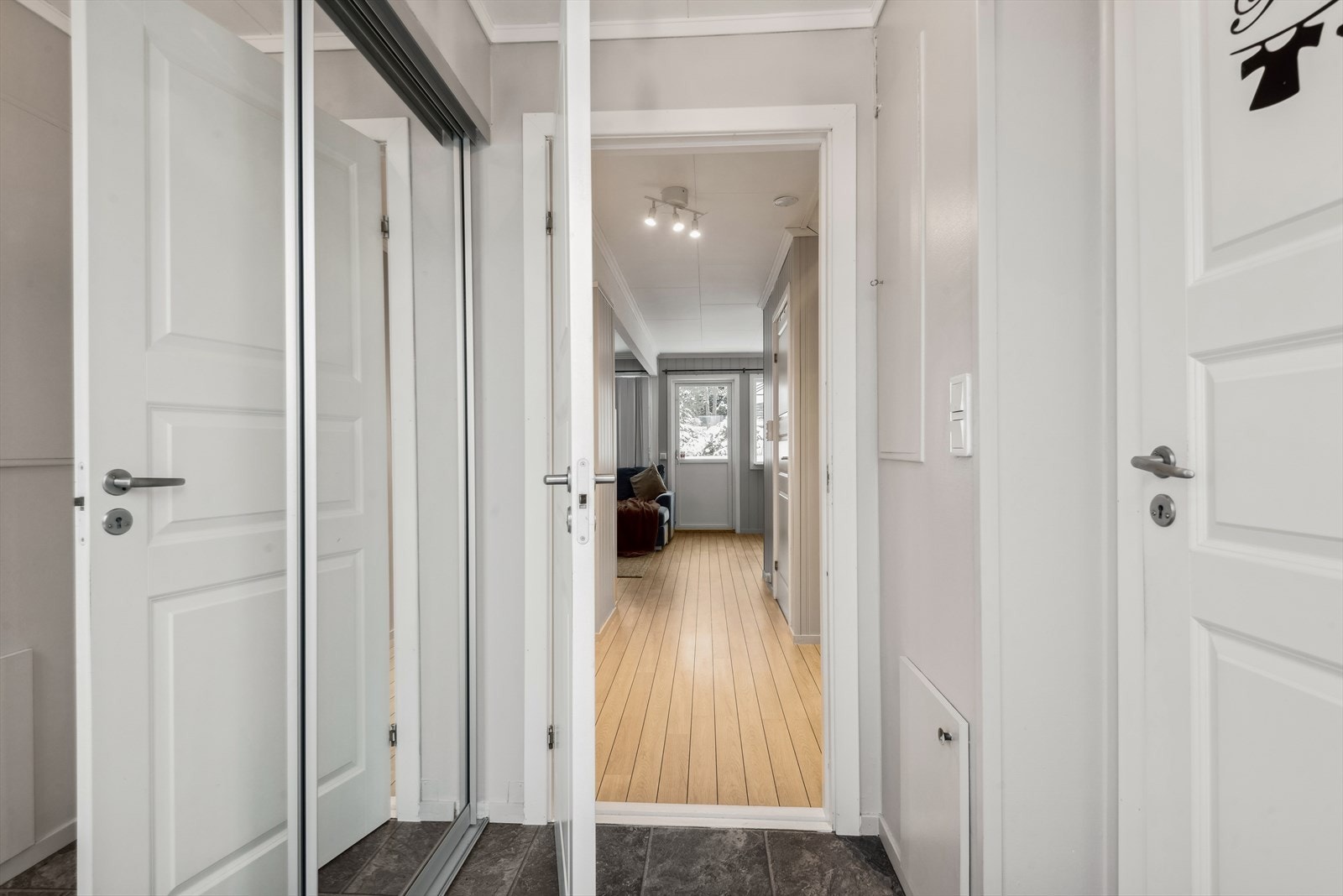Entré med skyvedørsgarderobe til oppbevaring av yttertøy og sko som er i daglig bruk. Galleribilde