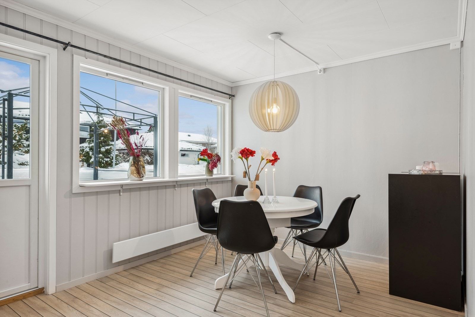 I tillegg til peisen, er det elektrisk oppvarming av boligen med panelovner og en luft-til-luft varmepumpe. Galleribilde
